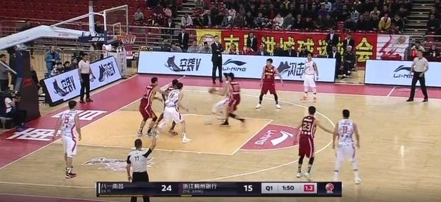  CBA焦点战上演精彩攻防对决