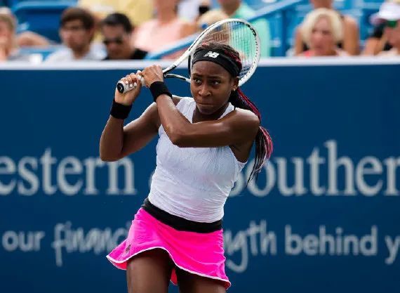  辛纳底线对抗占优，完胜名将晋级次轮