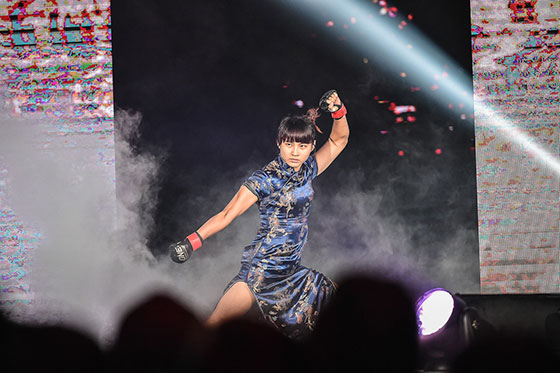  电竞女将巾帼不让须眉勇夺冠军