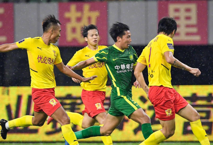  足协杯冷门迭爆，业余球队创造历史佳绩  