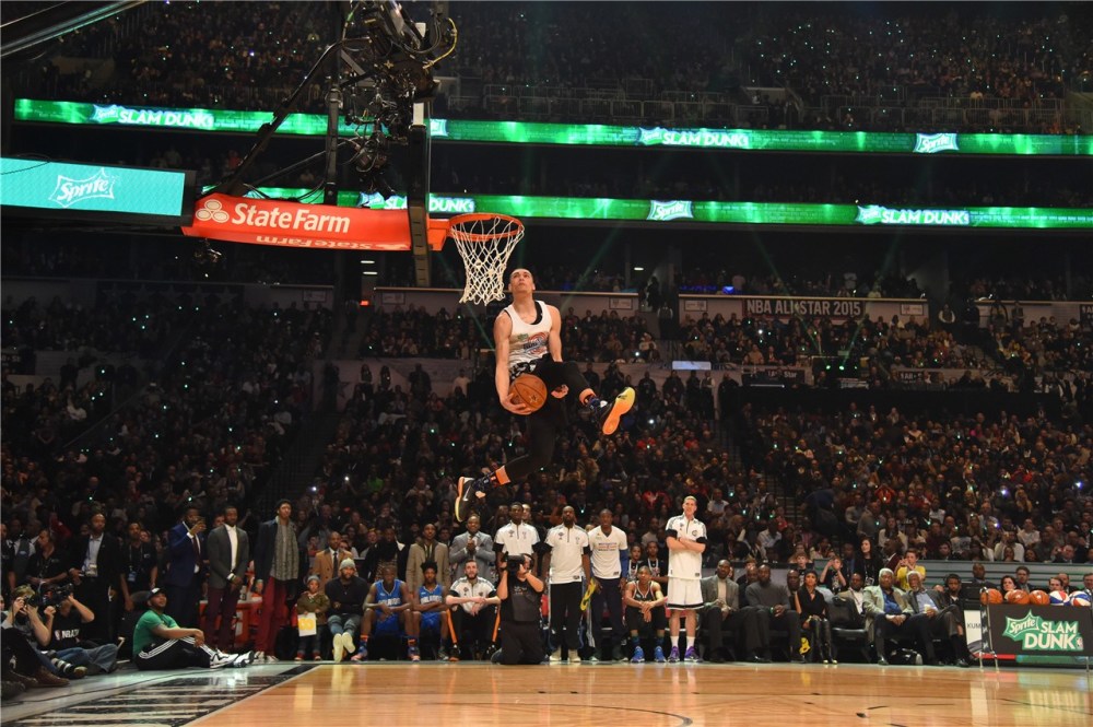  扣篮大赛激情上演，空中飞人争夺桂冠